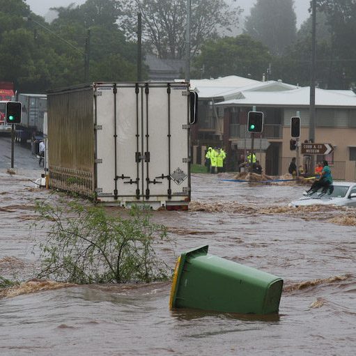 Trapped_woman_on_a_car_roof_during_flash_flooding_in_Toowoomba_2