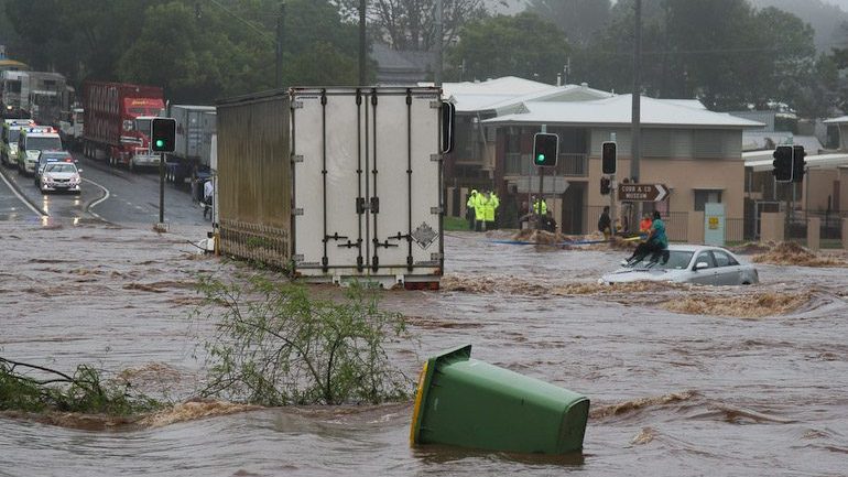 Trapped_woman_on_a_car_roof_during_flash_flooding_in_Toowoomba_2