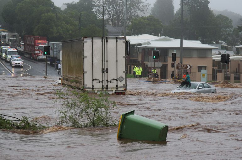 Trapped_woman_on_a_car_roof_during_flash_flooding_in_Toowoomba_2