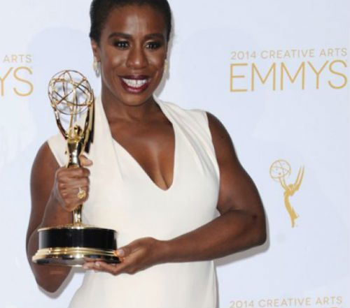 Uzo Aduba hold Throphy at 2014 Emmys