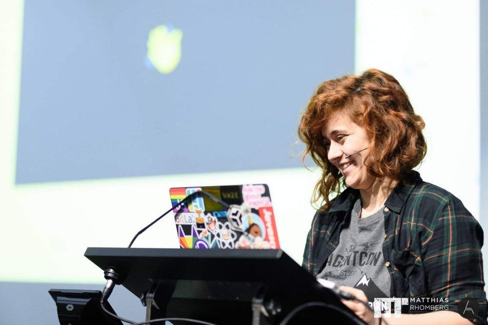 Sara Vieira, the founder of QueerJS, presenting at a conference in 2019