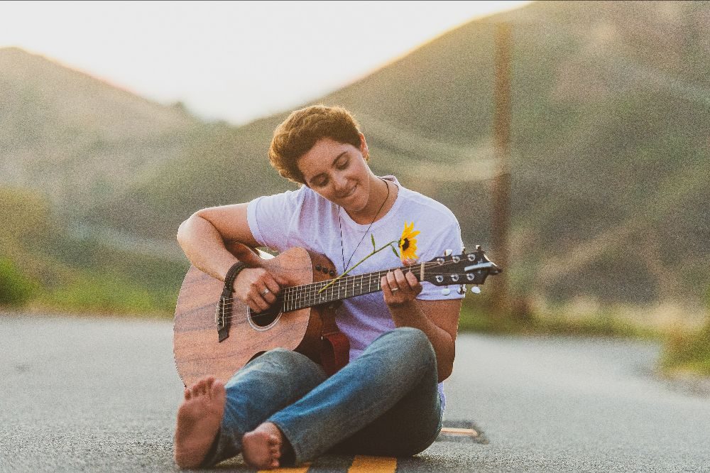 Bonnie Dymond with guitar