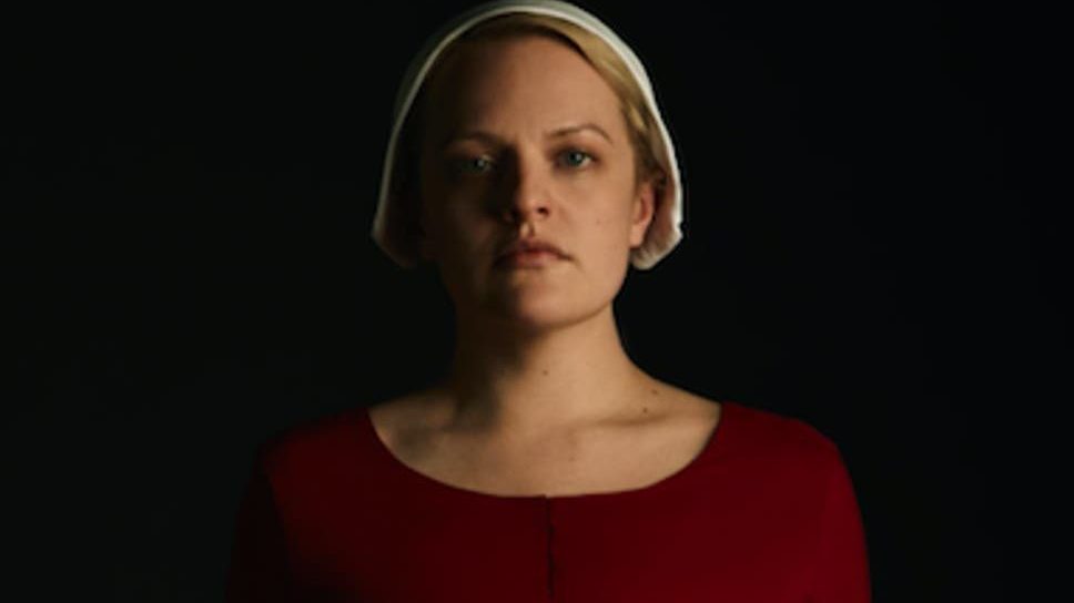 elisabeth-moss-in-the-handmaids-tale