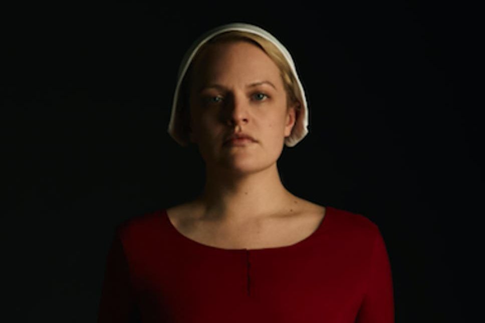 elisabeth-moss-in-the-handmaids-tale