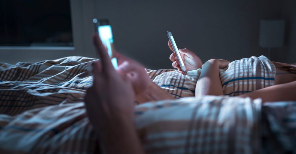 couple_using-mobile_phones_in_bed
