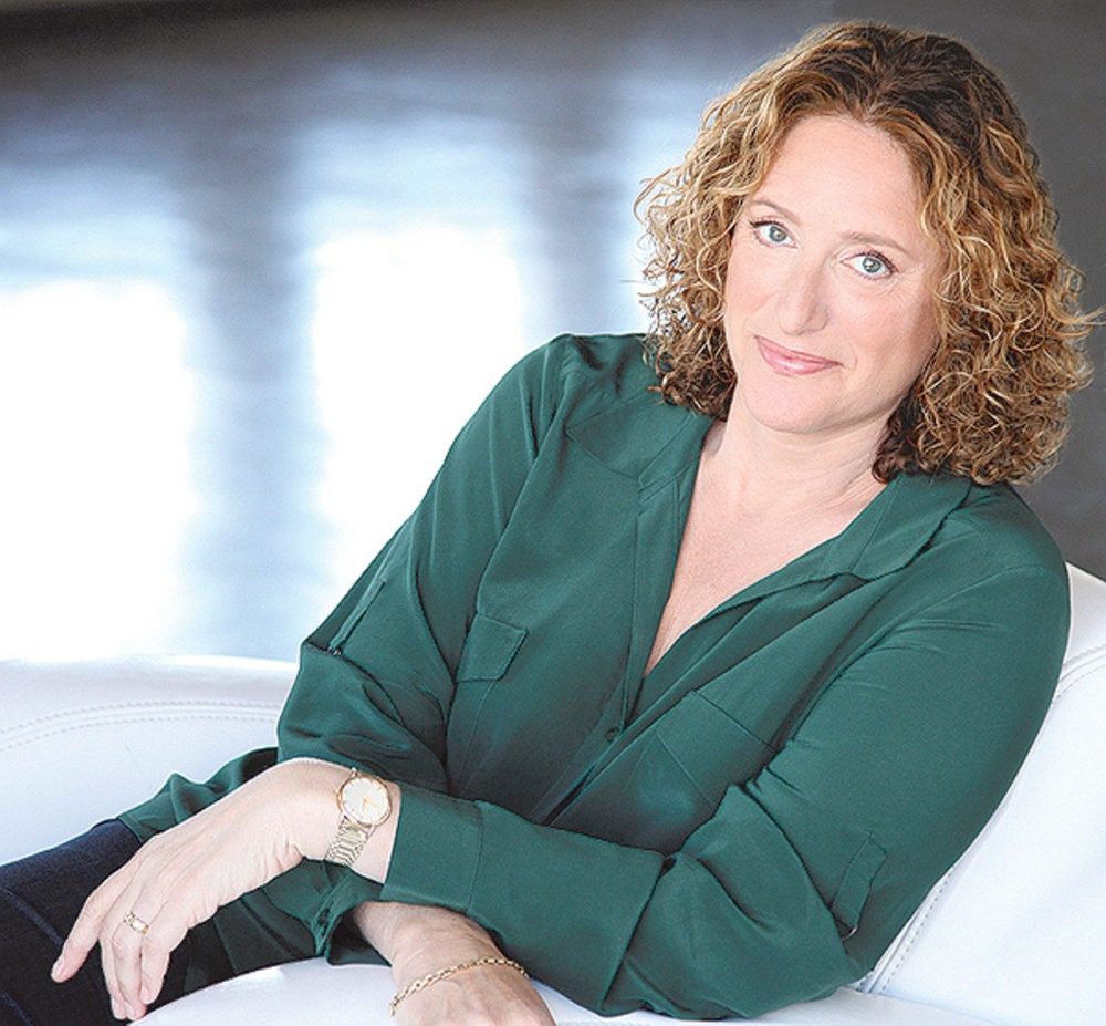 judygold_white_chair judygold_white_chair