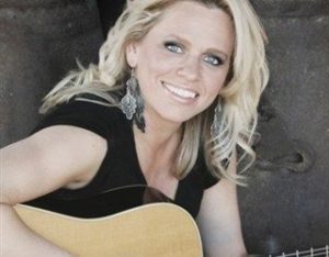 Beccy Cole with guitar