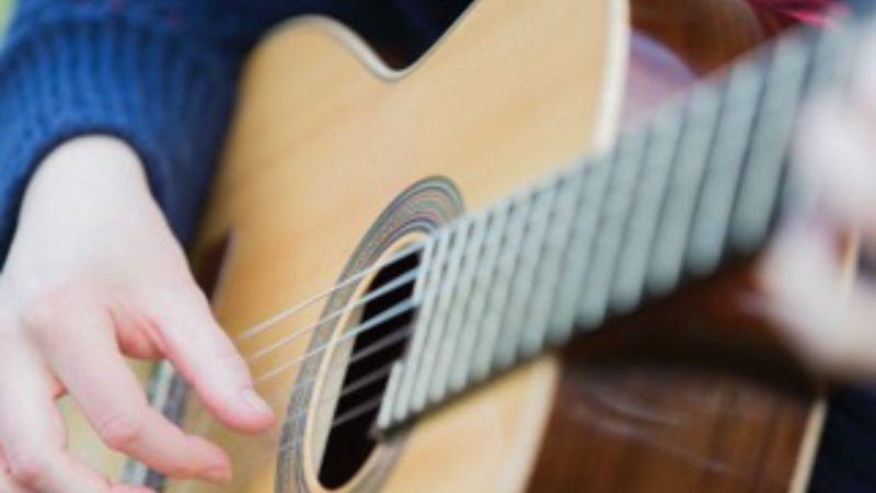 Person playing the classic guitar