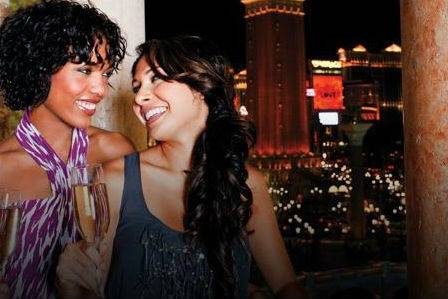 2 young women in love in Las Vegas