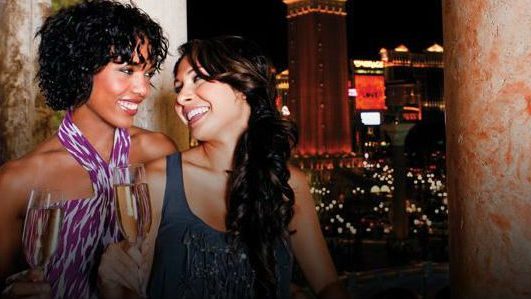 2 young women in love in Las Vegas