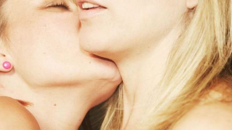 2 women kissing