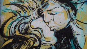 painting 2 women kissing